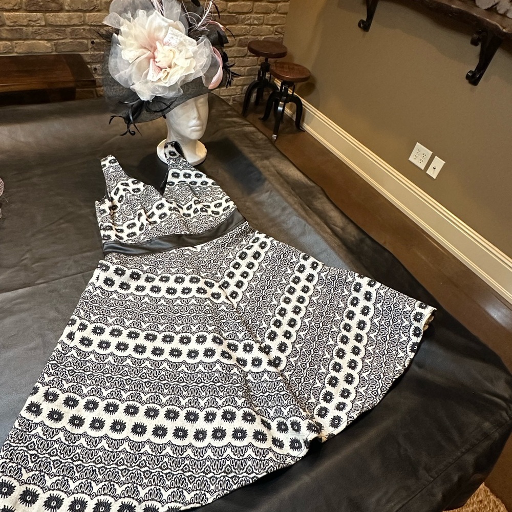 🐎🐎Black & cream Dress & Fascinator